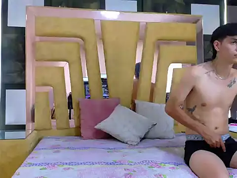 Snapshot of ElyANDByron chatting on October 3, 8:32 pm ElyANDByron online show from October 3, 8:32 pm