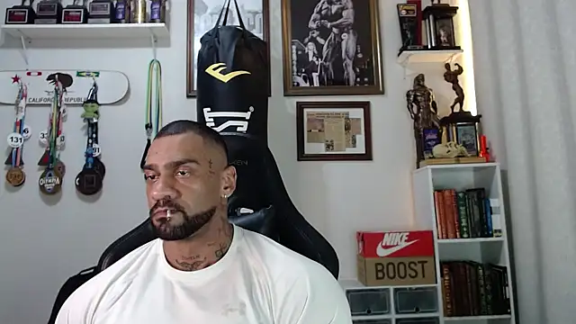 Snapshot of henryhadesflirt chatting on November 3, 11:19 pm henryhadesflirt online show from November 3, 11:19 pm