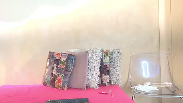 SaraGuzmann online show from March 4, 7:21 pm