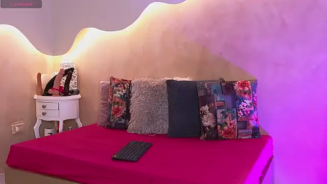 SaraGuzmann online show from October 6, 7:25 pm