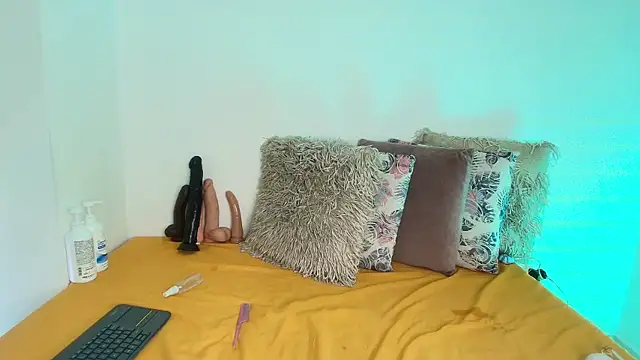 SaraGuzmann online show from March 25, 7:24 pm