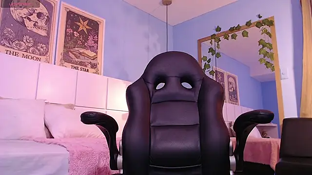 PenelopeBond online show from November 18, 5:11 am