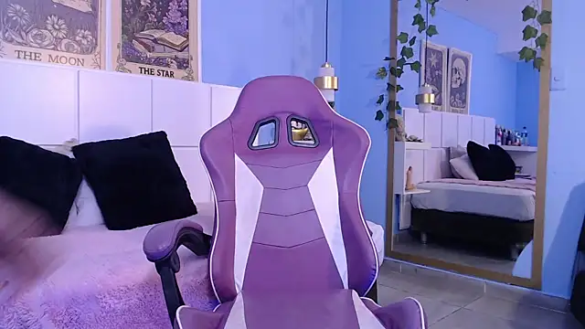 PenelopeBond online show from December 5, 7:18 am