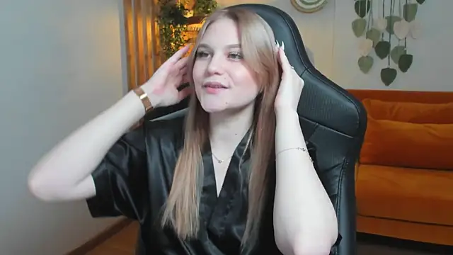 Snapshot of AriaWell chatting on October 16, 6:38 pm AriaWell online show from October 16, 6:38 pm