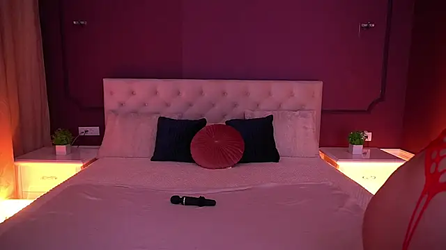 Snapshot of EllaGoldenn chatting on December 3, 9:25 pm EllaGoldenn online show from December 3, 9:25 pm