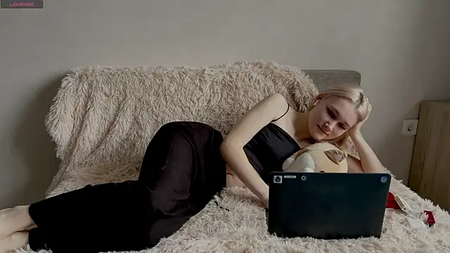 TwinedPeril online show from December 4, 7:07 am