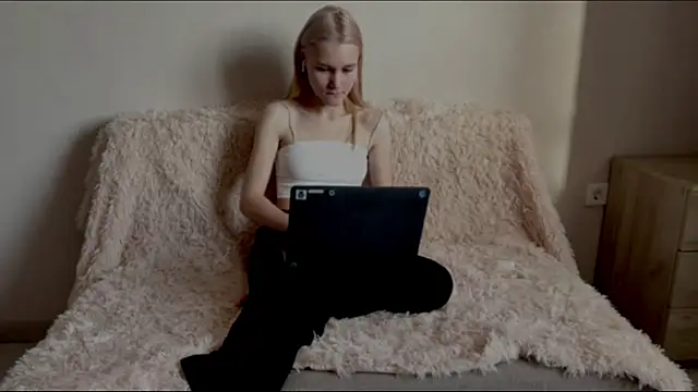 TwinedPeril online show from November 28, 7:30 am