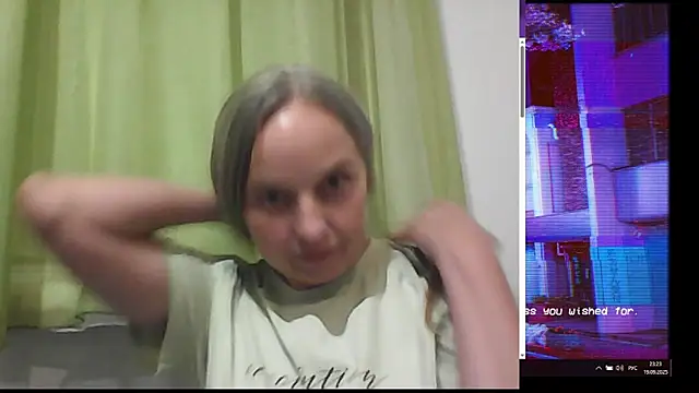 Snapshot of B_i_r_d_i_e chatting on September 19, 8:24 pm B i r d i e online show from September 19, 8:24 pm