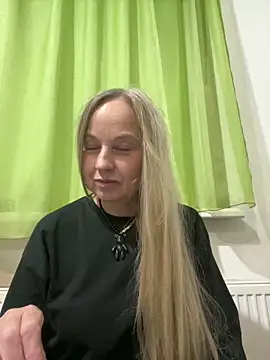 Snapshot of B_i_r_d_i_e chatting on October 3, 7:26 pm B i r d i e online show from October 3, 7:26 pm