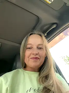 Snapshot of B_i_r_d_i_e chatting on September 20, 10:42 am B i r d i e online show from September 20, 10:42 am