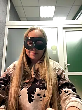 Snapshot of B_i_r_d_i_e chatting on October 29, 10:14 am B i r d i e online show from October 29, 10:14 am