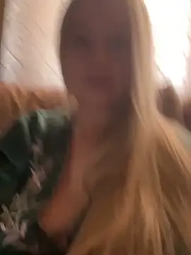 Snapshot of B_i_r_d_i_e chatting on September 28, 11:06 am B i r d i e online show from September 28, 11:06 am