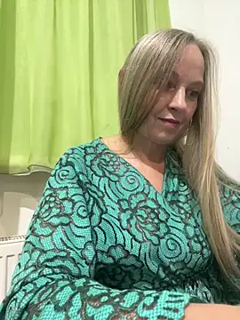 Snapshot of B_i_r_d_i_e chatting on September 23, 6:59 pm B i r d i e online show from September 23, 6:59 pm