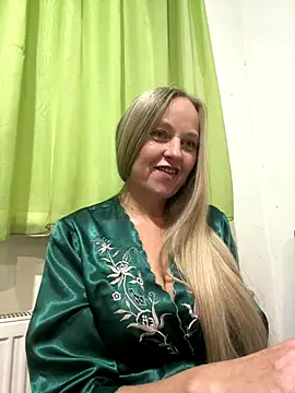 Snapshot of B_i_r_d_i_e chatting on September 25, 6:25 pm B i r d i e online show from September 25, 6:25 pm