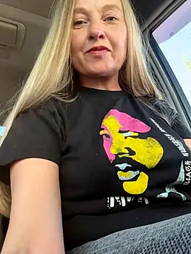 Snapshot of B_i_r_d_i_e chatting on September 22, 12:22 pm B i r d i e online show from September 22, 12:22 pm