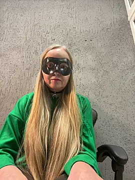 Snapshot of B_i_r_d_i_e chatting on September 29, 10:22 am B i r d i e online show from September 29, 10:22 am