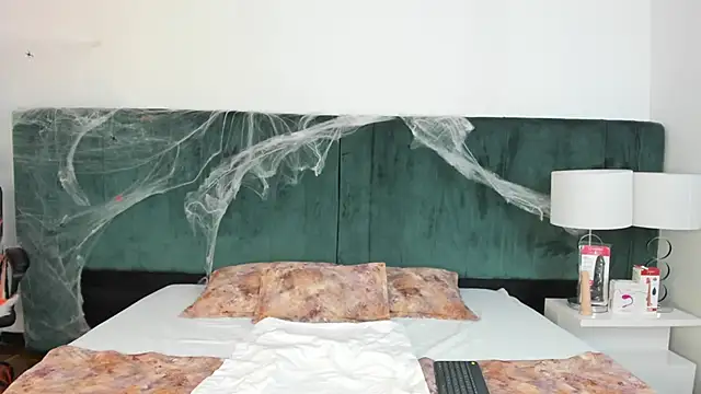 Snapshot of VanessaParis__ chatting on October 19, 9:28 pm VanessaParis online show from October 19, 9:28 pm