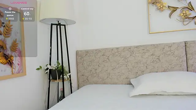 Snapshot of _Malak chatting on December 4, 6:29 pm Malak online show from December 4, 6:29 pm