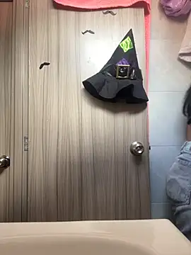 Snapshot of lindaa__ chatting on October 13, 4:19 pm lindaa online show from October 13, 4:19 pm