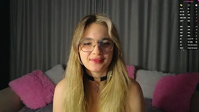 vivyboo111 online show from November 9, 8:24 pm