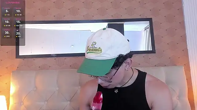 Snapshot of liam_twiink chatting on April 21, 7:20 pm liam twiink online show from April 21, 7:20 pm