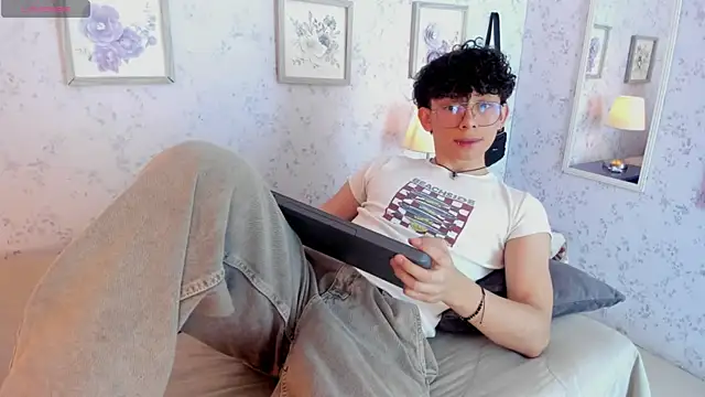 Snapshot of liam_twiink chatting on June 24, 7:55 pm liam twiink online show from June 24, 7:55 pm