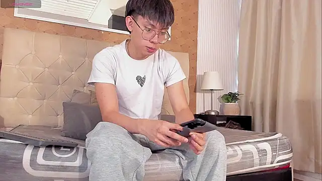 liam twiink online show from December 4, 7:46 pm