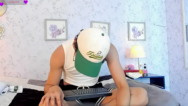 liam twiink online show from April 7, 7:15 pm