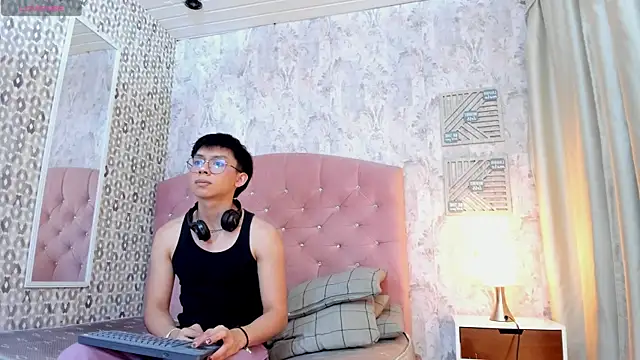 liam twiink online show from November 11, 7:41 pm