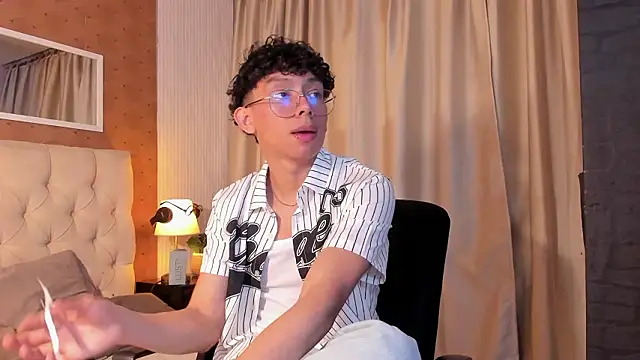 liam twiink online show from March 8, 1:00 am