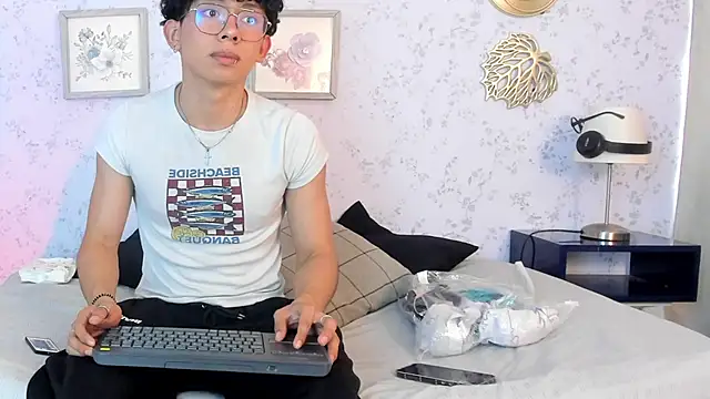 liam twiink online show from March 25, 7:35 pm