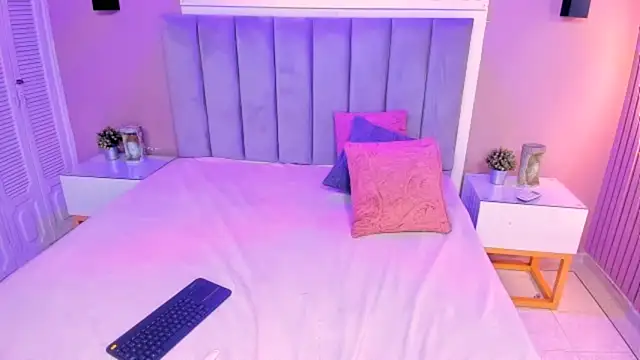 isa vel online show from November 9, 7:40 pm