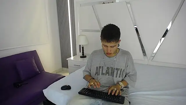 oblivionlove online show from March 10, 9:30 pm