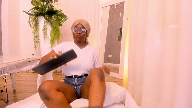 Snapshot of LolaJenkinss chatting on November 17, 12:53 pm LolaJenkinss online show from November 17, 12:53 pm