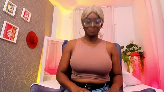 Snapshot of LolaJenkinss chatting on October 21, 12:32 am LolaJenkinss online show from October 21, 12:32 am