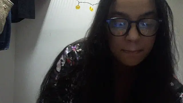 Snapshot of lotuzpetals chatting on October 3, 8:27 am lotuzpetals online show from October 3, 8:27 am