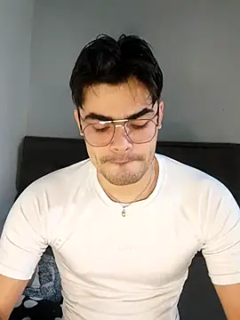 Snapshot of Mason_grey chatting on November 2, 11:37 am Mason grey online show from November 2, 11:37 am