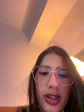 Snapshot of Julieta_Duque chatting on December 16, 5:44 am Julieta Duque online show from December 16, 5:44 am