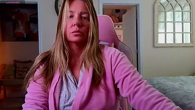 Snapshot of STIFFLERSMOMM chatting on October 25, 6:30 pm STIFFLERSMOMM online show from October 25, 6:30 pm