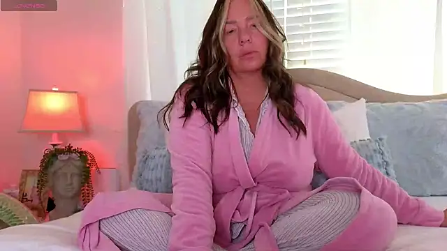 Snapshot of STIFFLERSMOMM chatting on October 31, 2:13 pm STIFFLERSMOMM online show from October 31, 2:13 pm