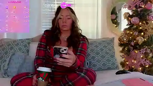 Snapshot of STIFFLERSMOMM chatting on November 18, 1:14 pm STIFFLERSMOMM online show from November 18, 1:14 pm