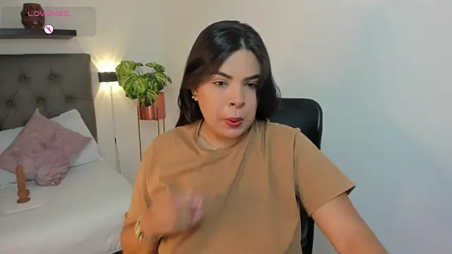 daniela crozee  online show from November 19, 2:00 am