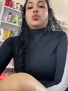 Snapshot of FOX_LATINA chatting on June 4, 8:57 pm FOX LATINA online show from June 4, 8:57 pm