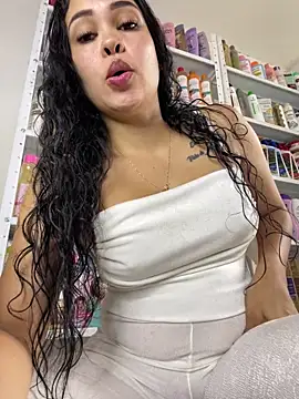 Snapshot of FOX_LATINA chatting on June 5, 8:58 pm FOX LATINA online show from June 5, 8:58 pm