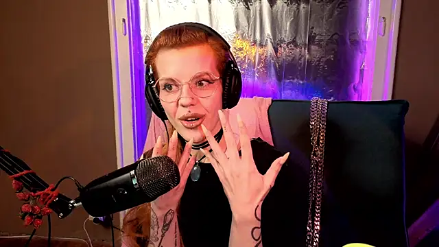 tacodeluxxxe online show from March 8, 4:27 am