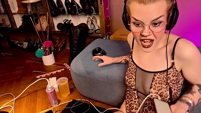 Snapshot of tacodeluxxxe chatting on September 25, 11:44 pm tacodeluxxxe online show from September 25, 11:44 pm