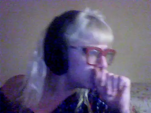 Snapshot of BlondieTami chatting on September 20, 5:45 am BlondieTami online show from September 20, 5:45 am