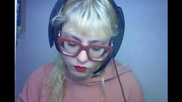 Snapshot of BlondieTami chatting on October 9, 11:49 pm BlondieTami online show from October 9, 11:49 pm