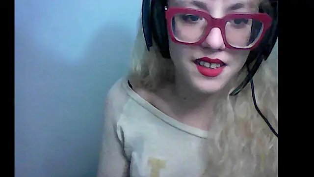 Snapshot of BlondieTami chatting on October 10, 5:03 pm BlondieTami online show from October 10, 5:03 pm
