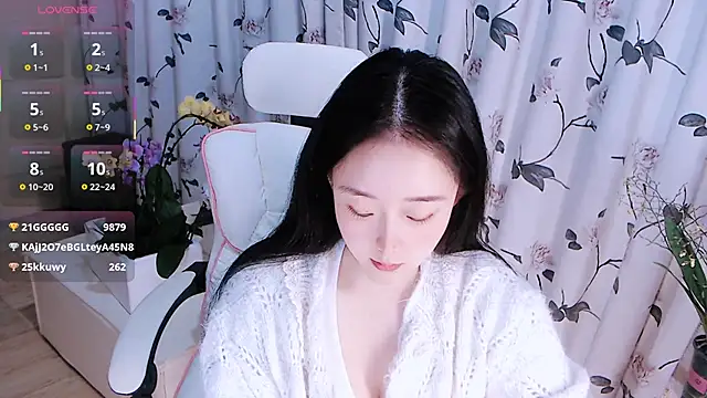 Niannian- online show from December 5, 6:06 pm